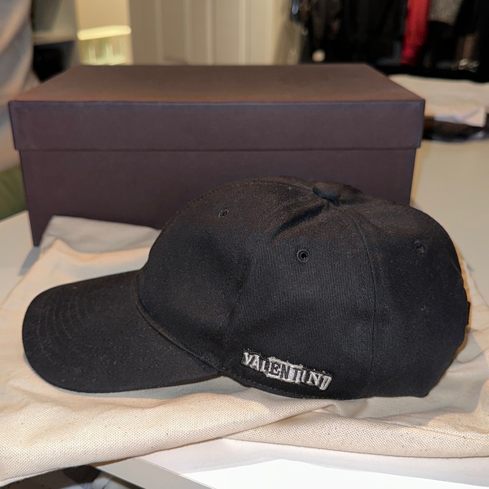 Valentino hat